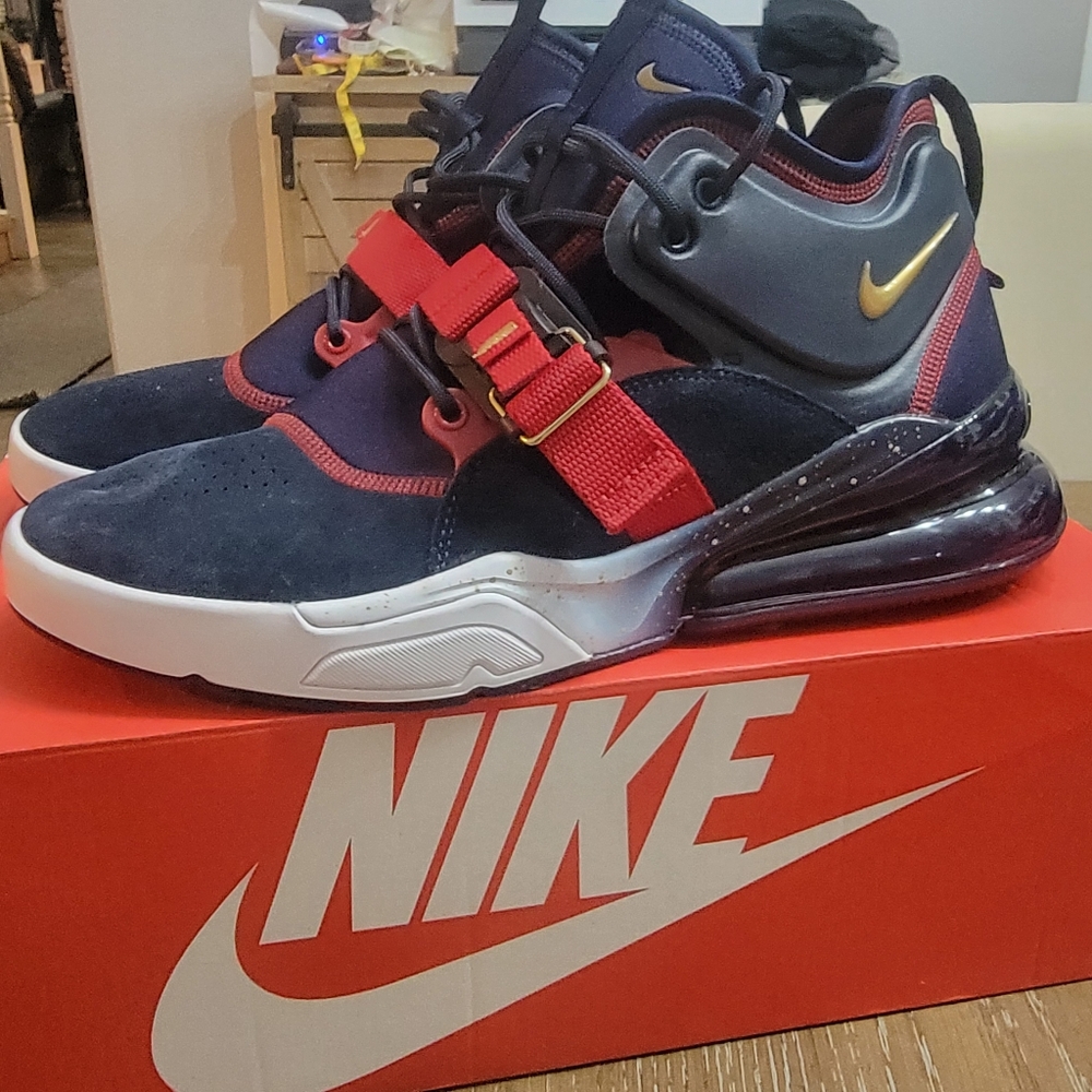 Nike Air Force 270 Used,Good condition Size: 11 m/ 12.5 w, Color.red,white,blue